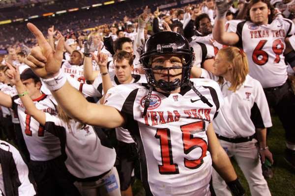 GamblinGauchos's tweet photo. Sonny Cumbie [@SCumbie_LaTech] appreciation post:

✅ Former walk-on from Snyder, TX
✅ Led the nation in total yards, 2004
✅ 5,133 career yards and 33 TDs
✅ Holiday Bowl MVP in win over #4 Cal
✅ Coached Texas Tech to 2021 Liberty Bowl win

15 days til kickoff #WreckEm https://t.co/xWe8BLiSXN