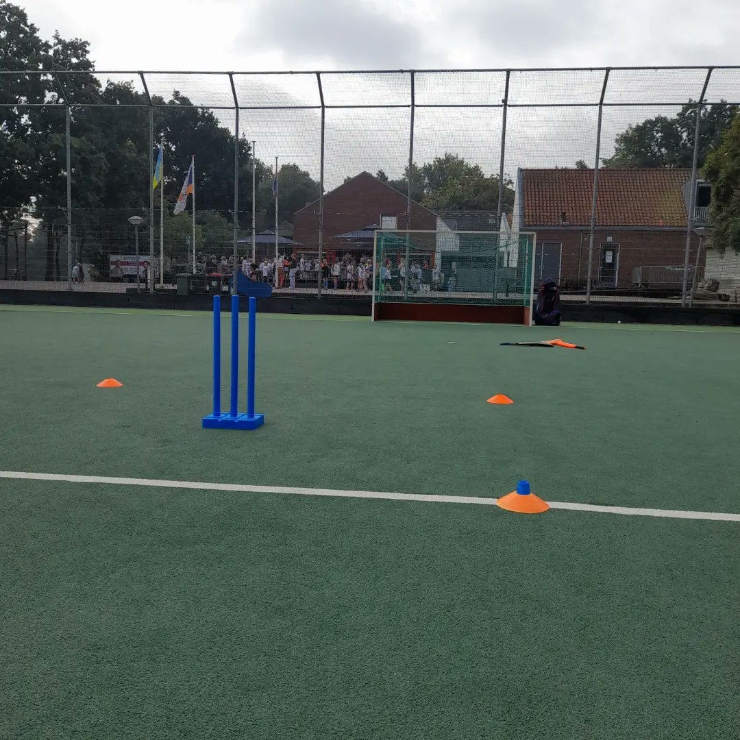 Tussen alle internationale 🏏 wedstrijden  tegen Pakistan door waren er deze week ook weer allerlei 🏑🏉⚽️ kampen.
Vandaag op <a href="/HCRotterdam/">HC Rotterdam</a> <a href="/VMHC_Cartouche/">Cartouche</a>  olv 🦩 <a href="/CTCdeFlamingos/">C.T.C. de Flamingo's</a> and <a href="/coverdrivevr/">CoverDrive Cricket</a>  en <a href="/KNCBcricket/">Cricket🏏Netherlands</a> <a href="/Cricket4kidsN/">Cricket4KIDS_NL</a> 
Cricket slaat alles❗👍🏽