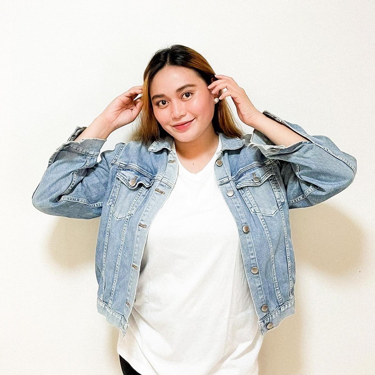 theywritetoo's tweet photo. #theywrite2 [2/7]: “Diba pangarap mong makalaro sa tabla (wooden floors)? Ito na ‘yun. Isang beses lang ito dadaan at hindi na babalik pa.”

Before becoming a champion in HS and college, little Maru Banaticla’s dream was to play on hardwood court. https://t.co/und1j096V5