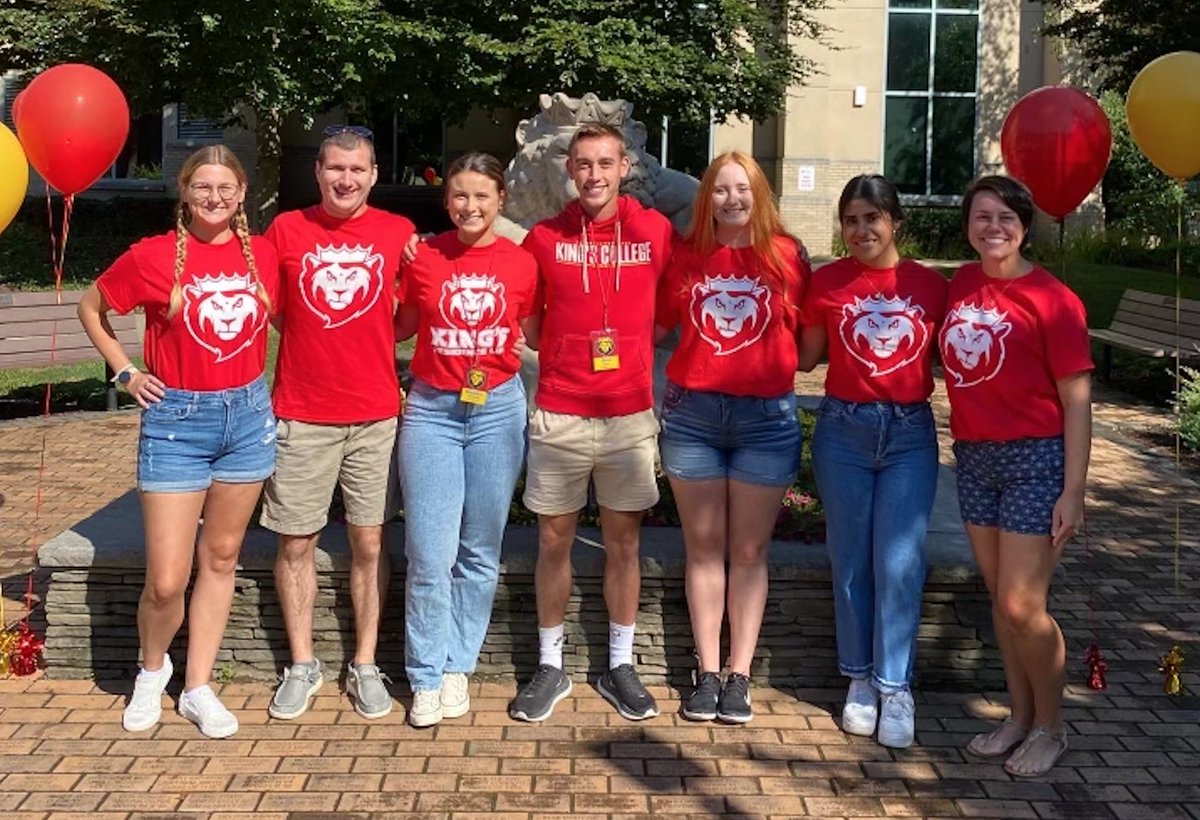 KCAdmission's tweet photo. A big welcome to all the new faces on campus today from the Admission Staff! 🦁🧡 😃
#KingsCollege #MonarchNation #Classof2026 https://t.co/PWkPJfkJCv