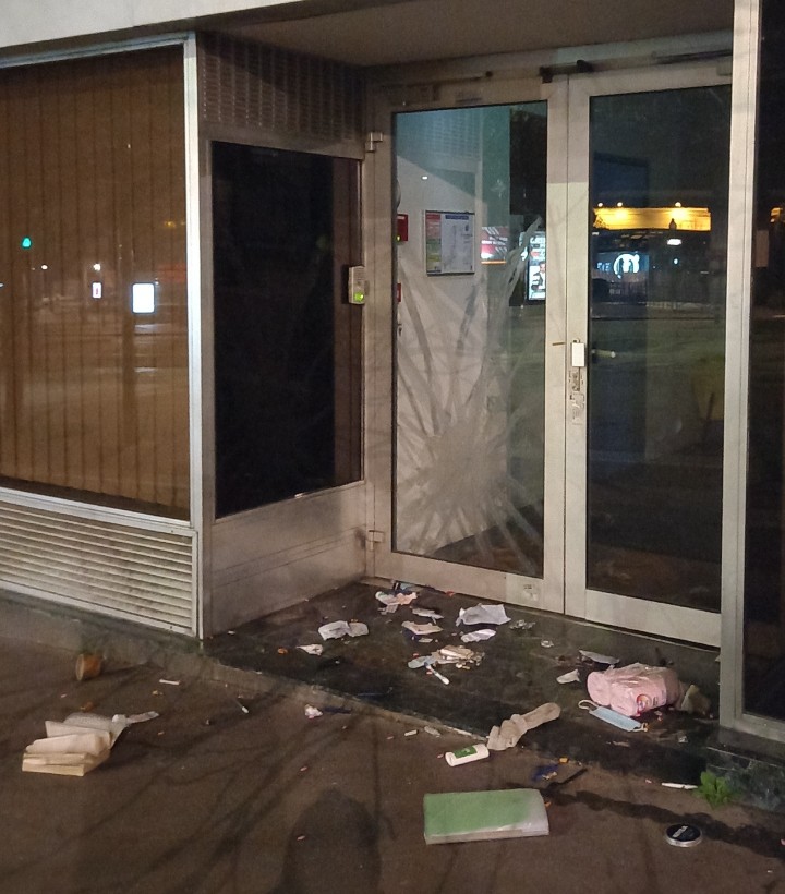 😭 Paris 15ème un matin ... Où sont les poubelles ?
#poubelle #saleté #déchets #pollution #Solidarity #citoyen #CITIZEN #parisjetaime #paris #street #propreté <a href="/BFMParis/">BFM Paris Île-de-France</a> <a href="/le_Parisien/">Le Parisien</a> <a href="/le_Parisien/">Le Parisien</a> @fossepidf <a href="/LesVertsParis/">Les VertsParis</a> <a href="/LesVertsIdF/">Les Verts IdF</a> <a href="/NUPES_2022_/">Nouvelle Union Populaire Écologique et Sociale ✌️</a> <a href="/ecologie/">ecologie pratique</a> @ecoloParis <a href="/EELV/">Les Écologistes - EELV</a>