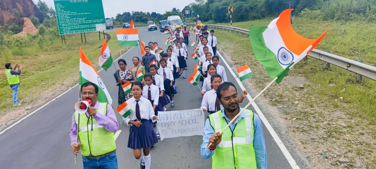 HighwayConcess1's tweet photo. #Shillong Expressway Pvt. Ltd. (#SEPL) of #HC1 organized a "75 years of Victory Walk" on Independence Day in the presence of officials from #NHAI, #Mawkhanu Secondary School, #Diengpasoh Police Personnel.

#HighwayConcessions #tiranga #harghartiranga
#patrotric #independenceday https://t.co/3sxj8t6J3U