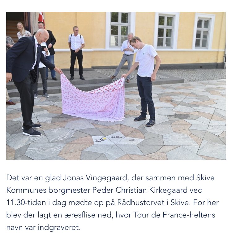Det er simpelthen så Jonas Vingegaard’sk at modtage sin helt egen vinderflise midt i Skive iført Birkenstok og sokker🤩 (Fra skive.dk)