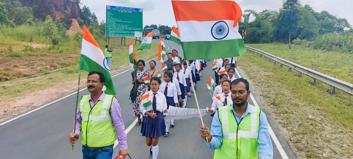 HighwayConcess1's tweet photo. #Shillong Expressway Pvt. Ltd. (#SEPL) of #HC1 organized a "75 years of Victory Walk" on Independence Day in the presence of officials from #NHAI, #Mawkhanu Secondary School, #Diengpasoh Police Personnel.

#HighwayConcessions #tiranga #harghartiranga
#patrotric #independenceday https://t.co/3sxj8t6J3U