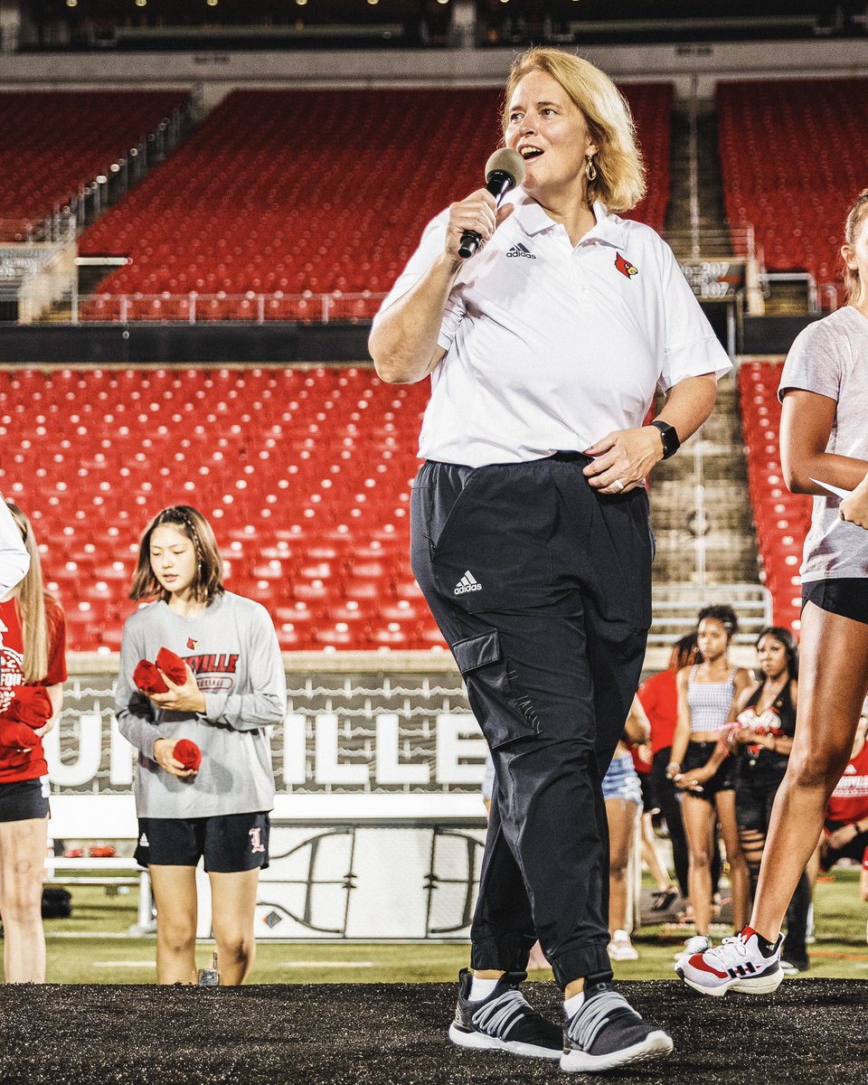 LouisvilleWBB's tweet photo. Loved helping welcome a new class of Cards to the Ville last night 👏👏👏

#GoCards https://t.co/s8knxt4mMZ