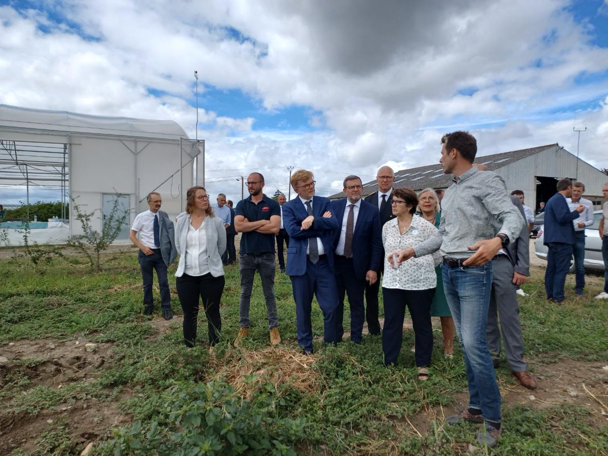 Marc Fesneau Ministre <a href="/agri_Gouv/">Ministère Agriculture et Souveraineté alimentaire</a> et Pierre ORY <a href="/Prefet49/">Préfet de Maine-et-Loire 🇫🇷🇪🇺</a> se sont ensuite rendus sur l'exploitation agricole EARL beaujean Frères pour rencontrer et échanger avec un maraicher engagé dans la démarche Ecophyto : travail du sol, pièges à insectes…