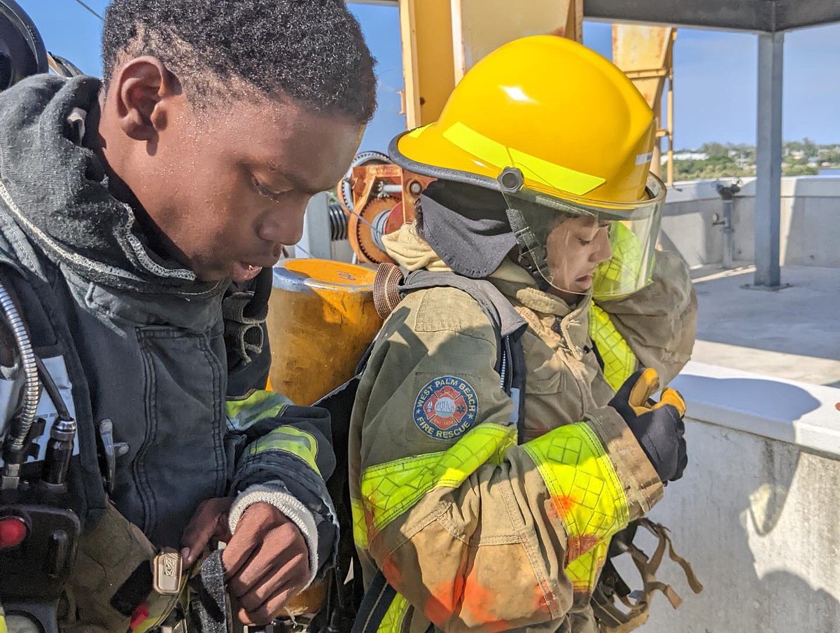5CaratsPBL's tweet photo. Five Carat Friday “Hype Photos” from LAKES FIRE🔥—CLASS TWO is starting to understand that COLLEGE NIGHT AT PBSC is going to be no joke! The journey is real, but you got this 💪🏾! Let’s have some FUN! #FIRE23🔥 #CARATS💎 #FCCP💎@pbcsd @SDPBCChoiceCTE @PBL_Guidance https://t.co/x34zY8w2N9