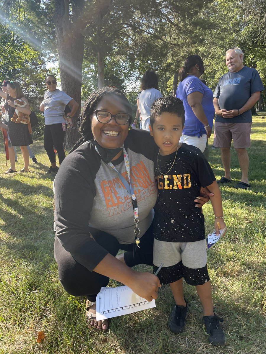 Saludando a nuestras familias de <a href="/GrovetonES/">Groveton ES</a> en nuestra caminata de bienvenida!!! ❤️🐯@cwlatham <a href="/FCPSR3/">FCPS Region 3</a> <a href="/fcpsnews/">Fairfax Schools 🌟</a>