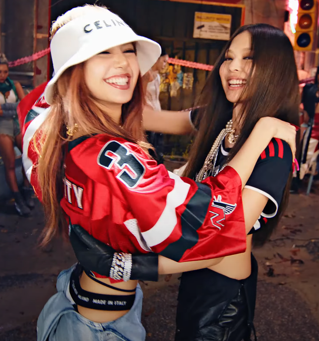 WORLDMUSICAWARD's tweet photo. #Lisa &amp; #Jennie look gorgeous together in the #PINKVENOM video!💪👩‍🎤👩‍🎤✨🌟🌟❤️‍🔥👑👑🖤💗 @BLACKPINK https://t.co/qbXSHTkk3s