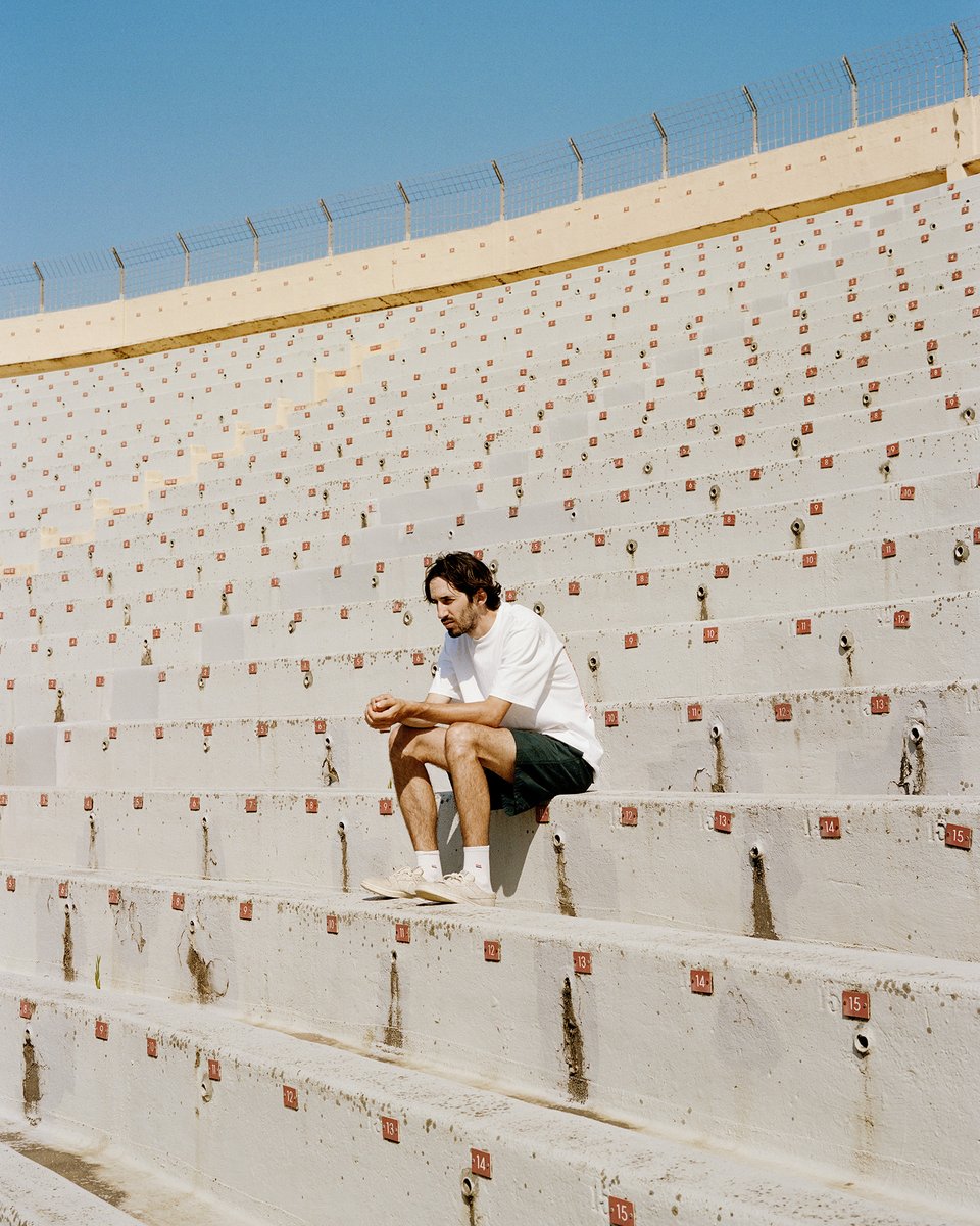 Cet été Lomepal esquissait son retour avec une série de concerts dans des théâtres antiques du Sud de la France. Nous l’y avons suivi.
Un reportage à retrouver dans le numéro 187 de Society, disponible chez tous les marchands de presse.