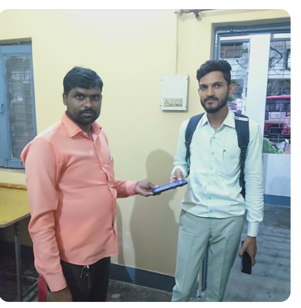 ArmBarabanki's tweet photo. आज दिनांक 19/08/ 2022 को बाराबंकी डिपो की वाहन संख्या 7823 पर एक यात्री का मोबाइल छूट गया जिसको परिचालक श्री दिलीप कुमार द्वारा उक्त यात्री का छूटा मोबाइल प्राप्त कराया गया यात्री द्वारा चालक श्री अनिल कुमार एवं परिचालक श्री दिलीप कुमार की  भूरि भूरि प्रशंसा की गई। https://t.co/thQiswE2lV