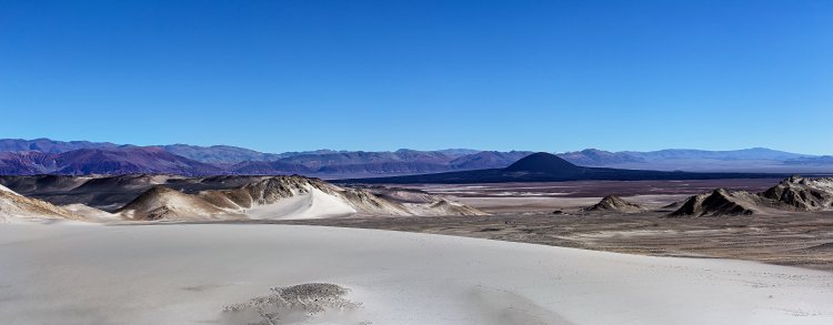 By: Carlos Di Nallo
Carachipampa Volcano, #Argentina. Pumice stone fields surround the volcanic cone, showing that, in the past, the area was the scene of considerable volcanic activity...epod.usra.edu/blog/2022/08/p…