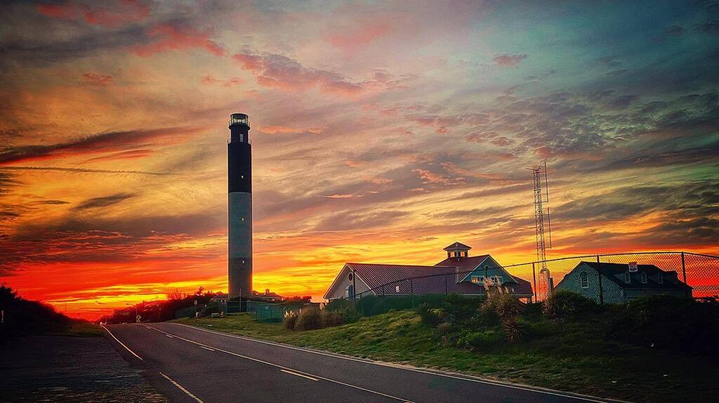 Oak Island Lighthouse Sunset#oakislandnc #brunswickcountync #oakislandlighthouse #sunset #lighthousesofinstagram #lighthouses_around_the_world #lighthouses_windmills_gs  #sky_brilliance #rsa_light_members #rsa_light instagr.am/p/ChcSC4irqGG/