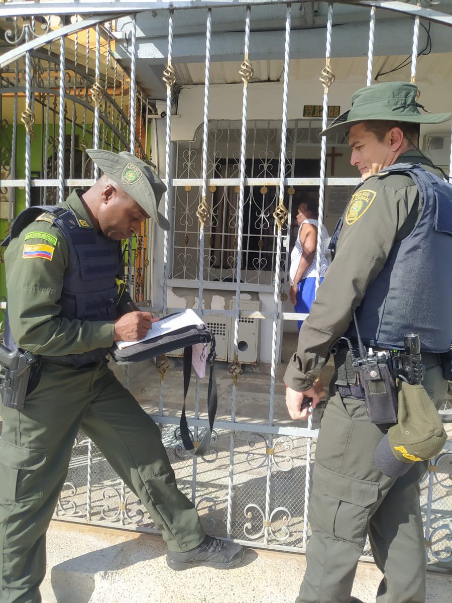 PoliciaChoco's tweet photo. En el barrio jardín sector el tambo de #Quibdó, unidades de #ProtecciónAmbiental
aplicaron comparendo a una ciudadana, por incumplimiento al artículo 111 numeral 3 del #CodigoDeConvivencia: Arrojar en el anden, material de remodelación de vivienda (escombros). https://t.co/8R4gO3Qt4B