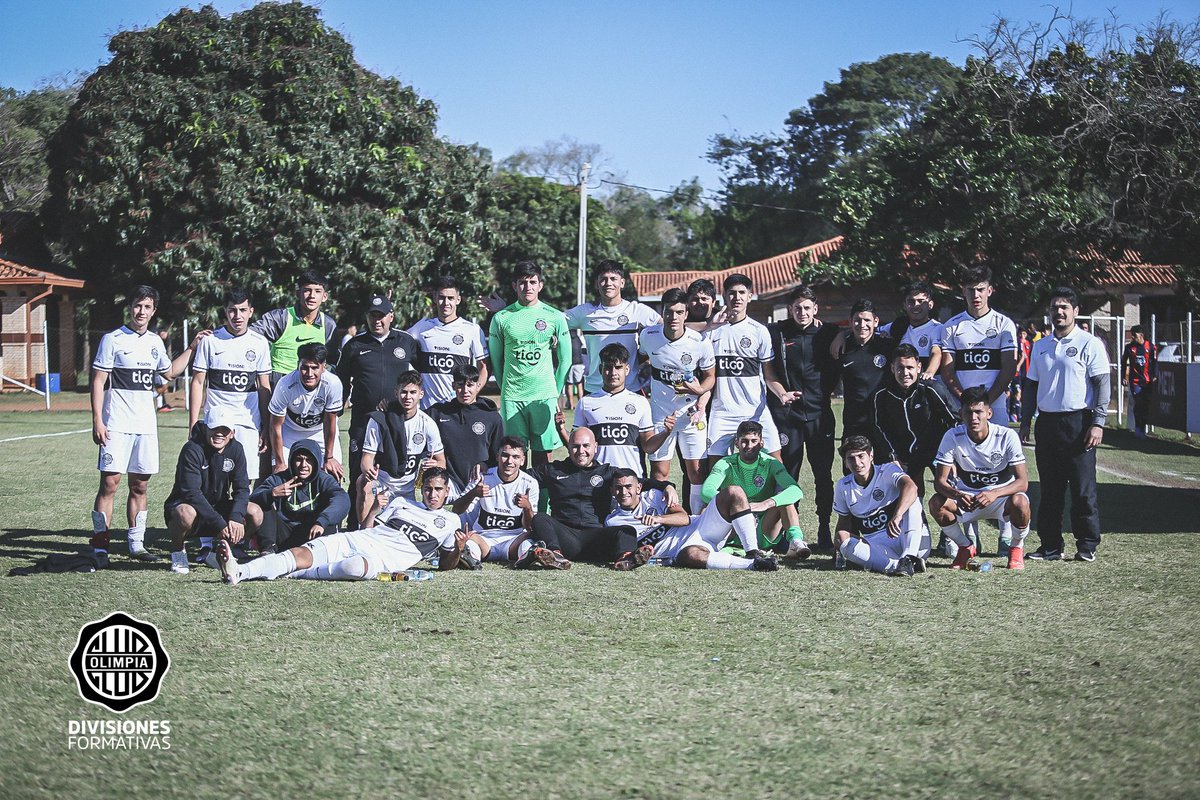 FormativasO's tweet photo. 🔳 #OlimpiaLIVE | #Clausura2022.

➡️ #Sub18 | Fecha 6.

📋 ¡Finalizó el encuentro y victoria franjeada! 

➖ #Olimpia (2-1) Cerro Porteño

#OlimpiaNuncaPara ⚪⚫⚪ https://t.co/ZmNoqUmalR