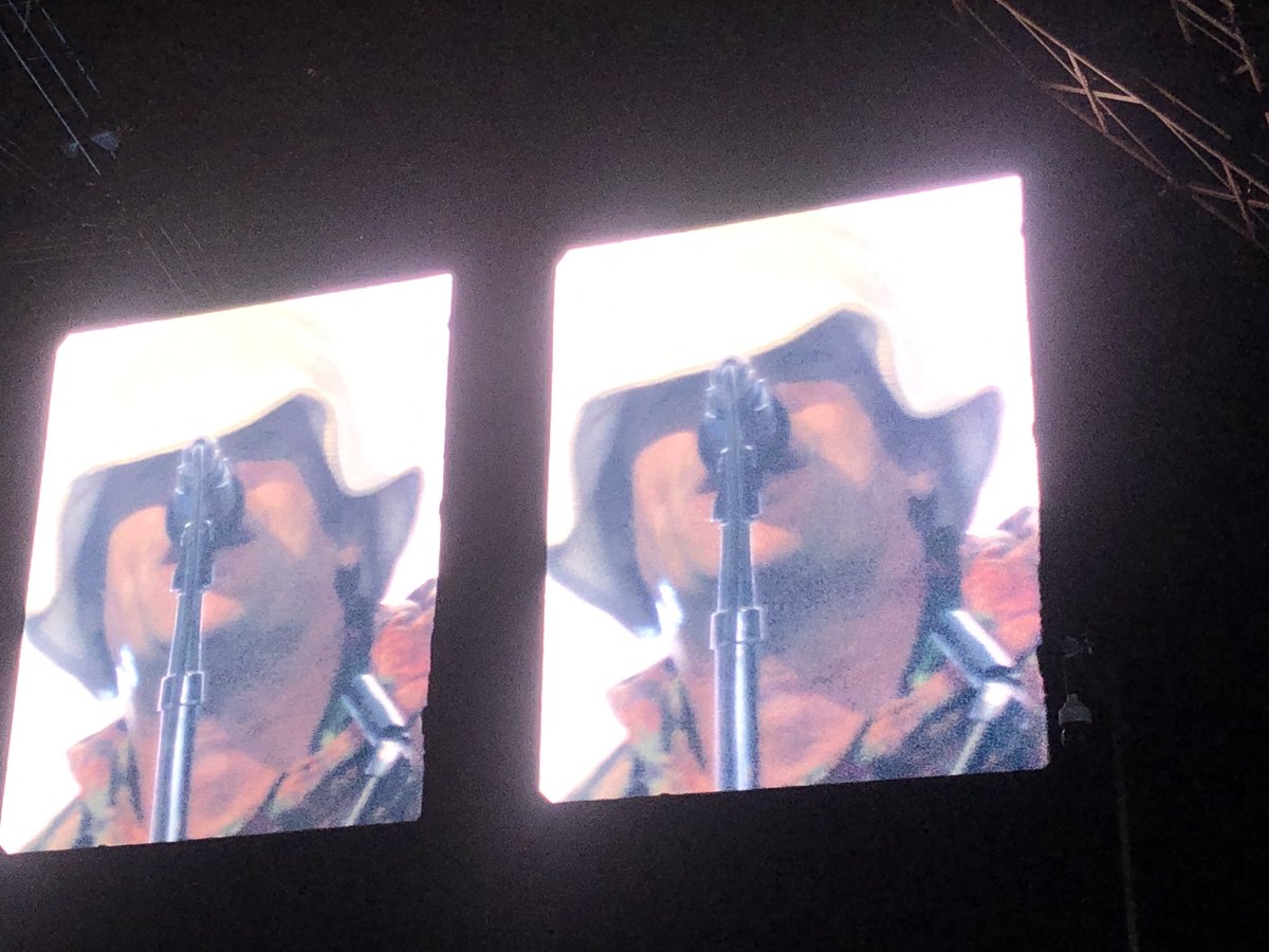 erwblo's tweet image. Zo spannend als die eerste keer Oasis op Lowlands wordt het niet meer natuurlijk, maar wel lekker om snerende Liam de klassiekers tussen zijn eigen nummers door te horen brengen. #LL22