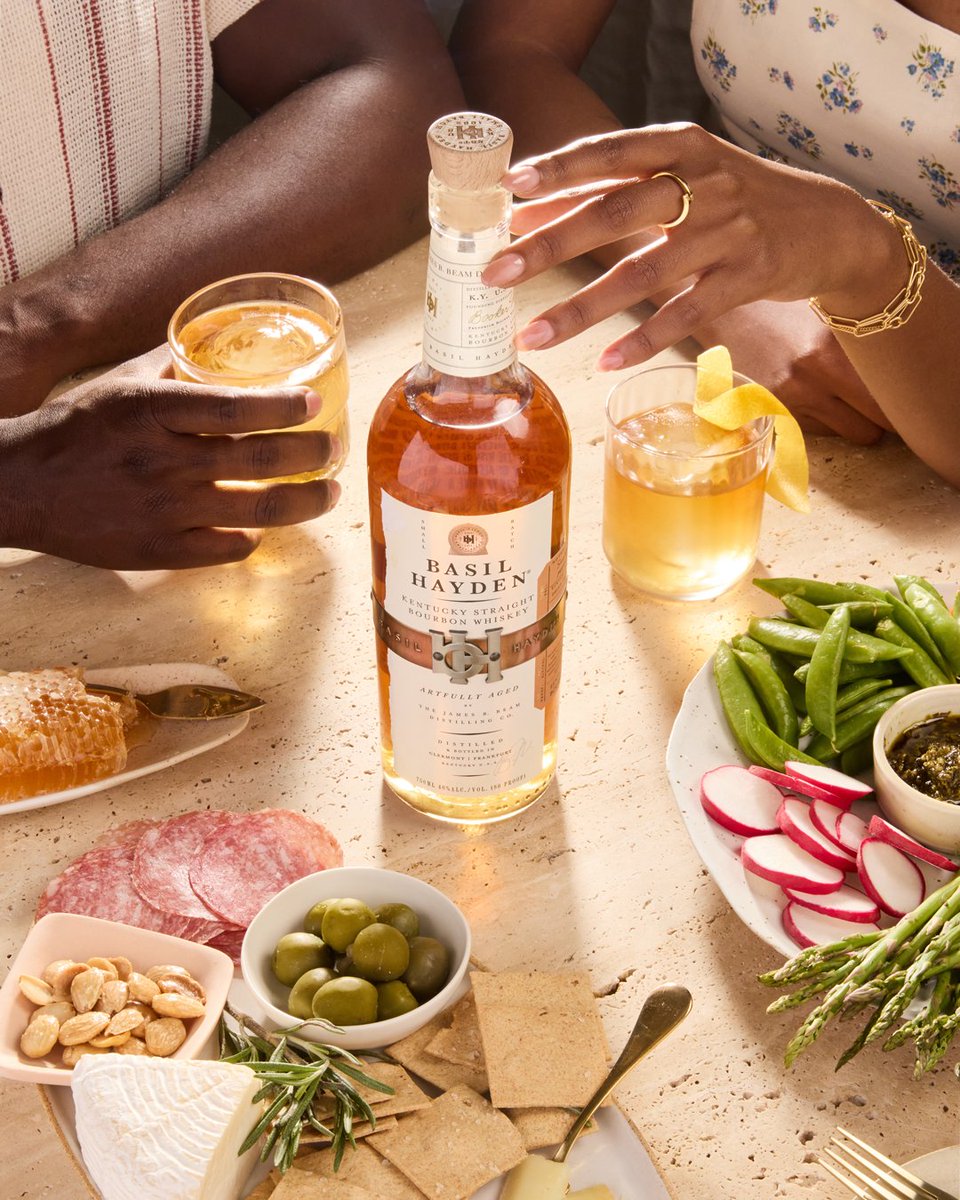 Grab some friends, light bites &amp; a bottle of #BasilHayden...it's Aperitivo Hour ✨ 🥃😊