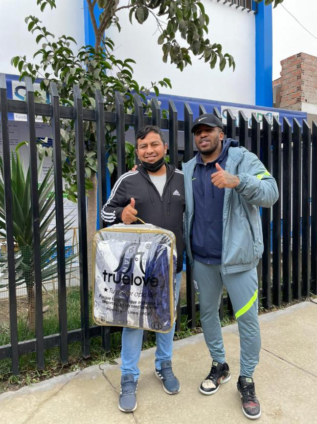 GronEdson2's tweet photo. me agrada que se vuelva a tomar esa idea de que algunos jugadores sorprenda a los hinchas en sus entregas.
Pero no falta algunos negativos que todo lo ven mal.. ya si eres de esos.. tienes la oportunidad perfecta para preguntar directamente a un jugador, sin usar redes.
#ArribaAL https://t.co/hx42HojYkw