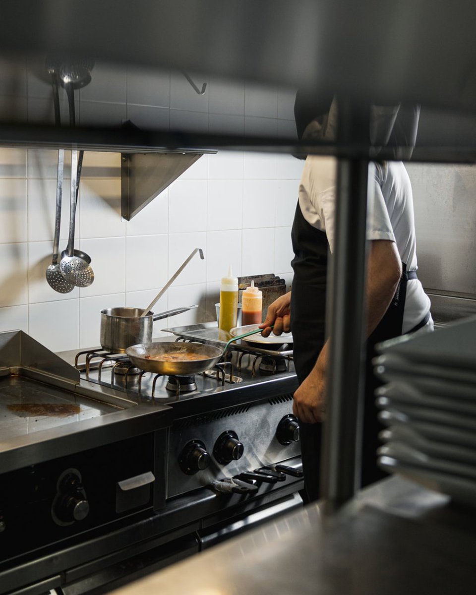 👨‍🍳 𝙰𝚋𝚛𝚒𝚖𝚘𝚜

Ya hemos vuelto de nuestras vacaciones. ¡Os esperamos en Los Alcores con los fogones encendidos! 

Asegúrate una mesa en el 656 44 55 25.