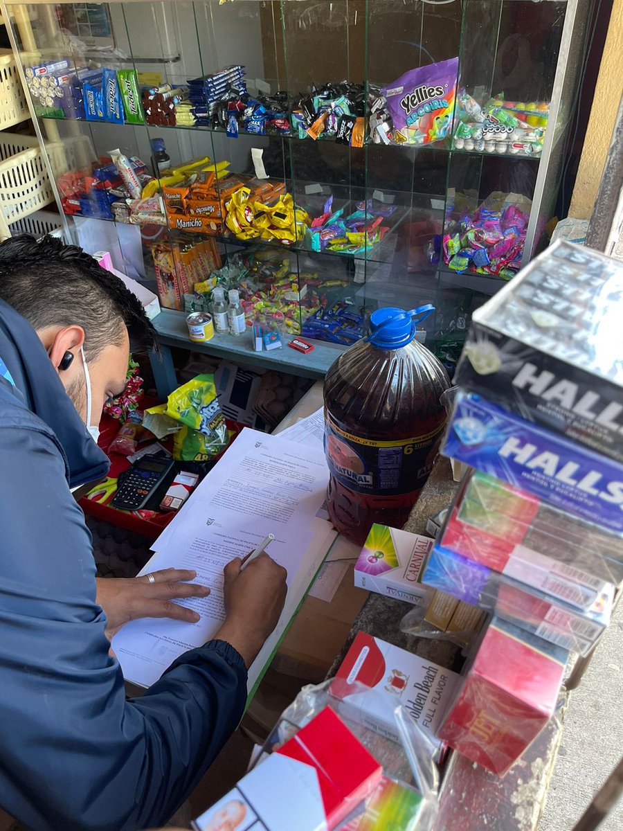 azuayinten's tweet photo. ¡Control de locales en la provincia! 🚨
Junto a @PoliciaEcuador clausuramos una tienda en el sector de #Cazhapata, por expendio de licor sin notificación sanitaria. Además, se retuvo 72 cajetillas de cigarrillo sin registro.
@GustavoToledoj
@sebarreiro https://t.co/gkyZ3m4x5X
