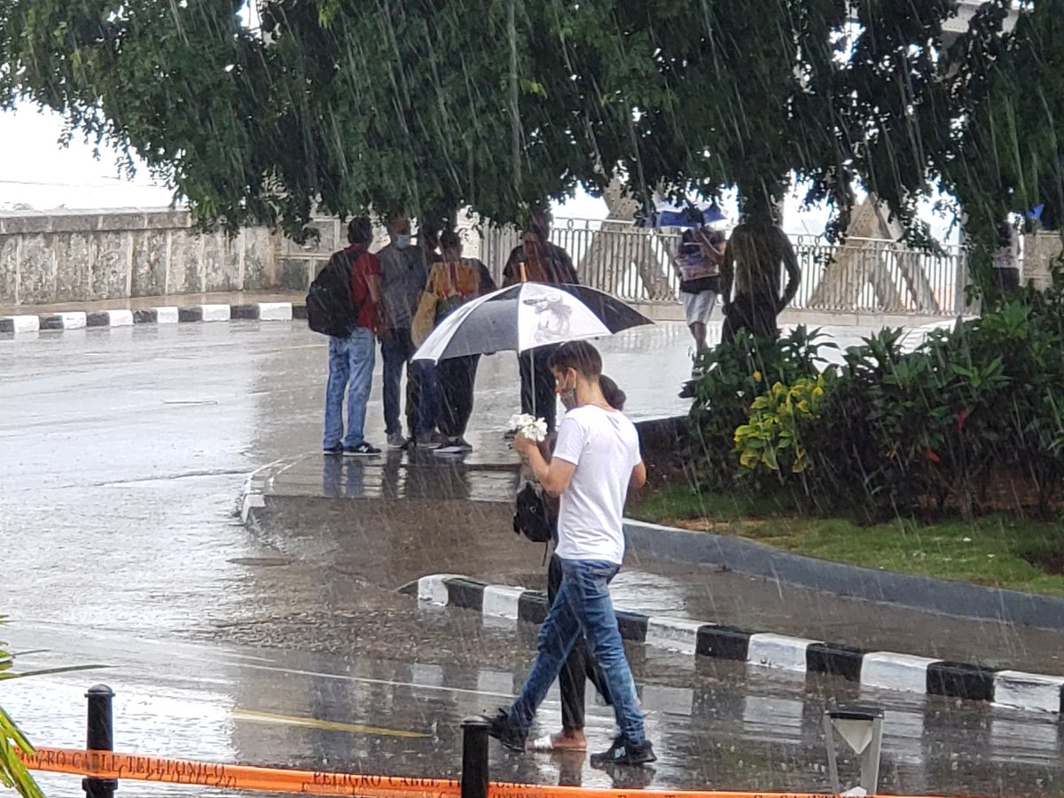 LisselPino's tweet photo. La lluvia no detiene al pueblo cubano que viene a homenajear con amor y respeto a estos valientes. #CubaHonra https://t.co/xTBm9yNXNz