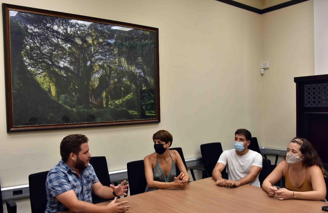 AsambleaCuba's tweet photo. Recibió el Vicepresidente de la Comisión de Atención a la Juventud, la Niñez y la Igualdad de Derechos de la Mujer de la @AsambleaCuba🇨🇺, Danhiz Díaz Pereira @DanhizDP, a diputada de #España🇪🇦, Marta Rosique, y a otros miembros de su delegación. https://t.co/v85QYIf9jZ