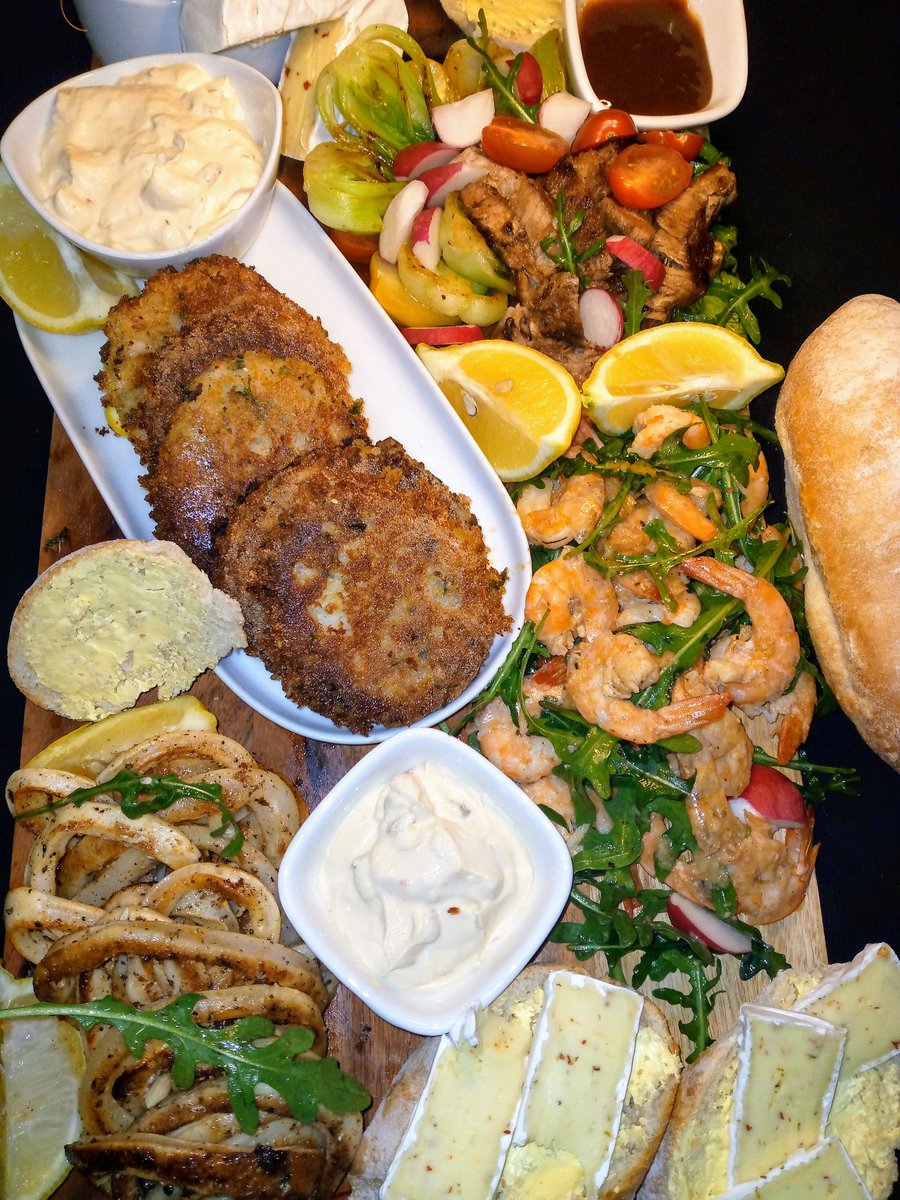 Platter for SIX! Potato patties (nutmeg,s&amp;p,all spice,add egg yolk,chopped parsley 🍋zest mixed with semolina flour) served with jalapeño chutney dip,grilled calamari rings &amp; shrimps,sautéed bok choy, tom,rocket,pork,chilli &amp; paprika camembert &amp; baguette rolls ❤️👌#MunchWithMpho