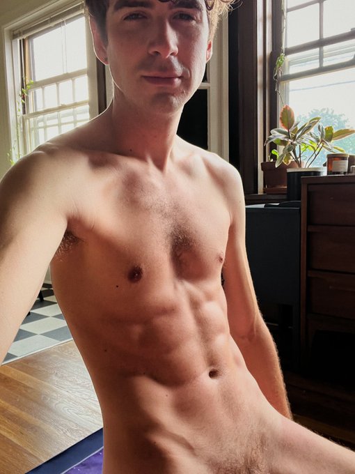 Post workout, can someone help me stretch? https://t.co/M4zusvwVgG