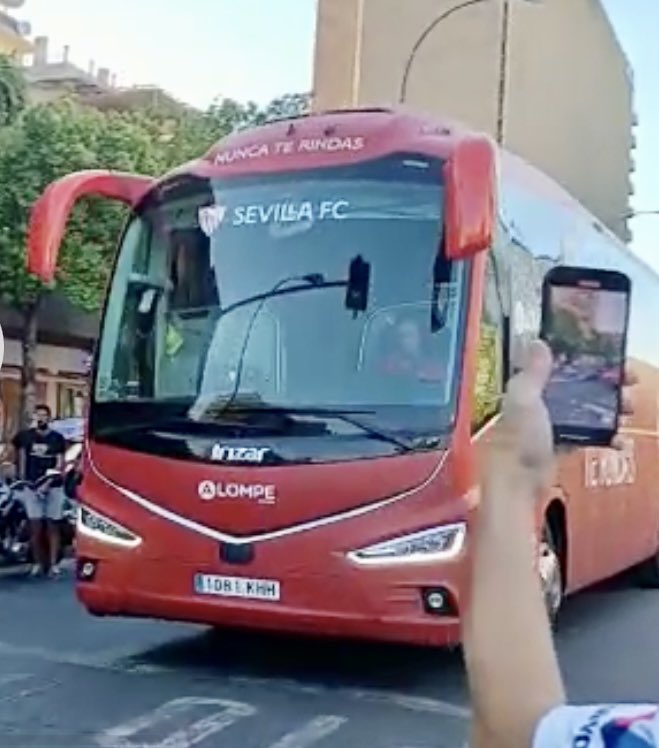 PSBonares's tweet photo. Por #Tecatito 
Por los #sevillistas que hoy se hacen muchos kilómetros aún estando de vacaciones por veros @SevillaFC 
Hoy, no le falles a toda tu gente…🎶
#WeareSevilla #weneversurrender #NuncaTeRindas https://t.co/BE3W3DUehc