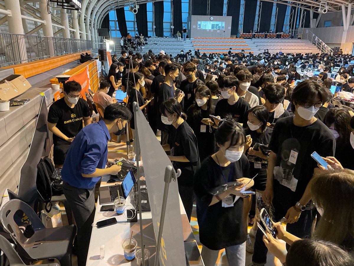 BNBCHAIN's tweet photo. A look at our latest event in Seoul, Korea: Like Lion X #BNBChain Hackathon 🇰🇷

Our team led talks introducing Web2 developers to the possibilities in #Web3

With merch, food and insightful discussions involving 1000+ students, there was a lot on offer!

#BuildWeb3onBNB https://t.co/xxtYw00lcA