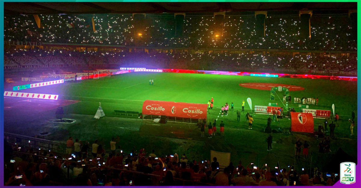 .<a href="/sscalciobari/">SSC Bari</a> 🆚 <a href="/Palermofficial/">Palermo F.C.</a> uno spettacolo della #SerieBKT e del #Calcio italiano. Una serata all’insegna della gioia e del buon umore resa  possibile anche dai numerosissimi tifosi che incitano i loro beneamini dagli spalti. La #SerieBKT è anche questo: #PassionePURA