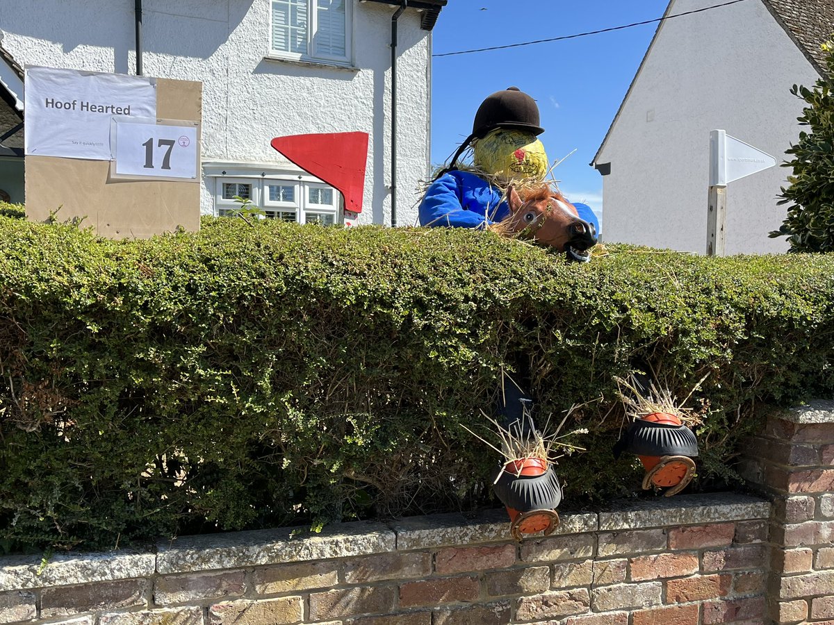 ScienceNelson's tweet photo. Today I finished work unexpectedly early and so, for the first time, went to the Flamstead Scarecrow Festival - which extends over the weekend. I wasn’t sure what to expect but wow. What an amazing place and scarecrows at the end of people’s gardens everywhere. The creativity! https://t.co/W4c7TmUaWU