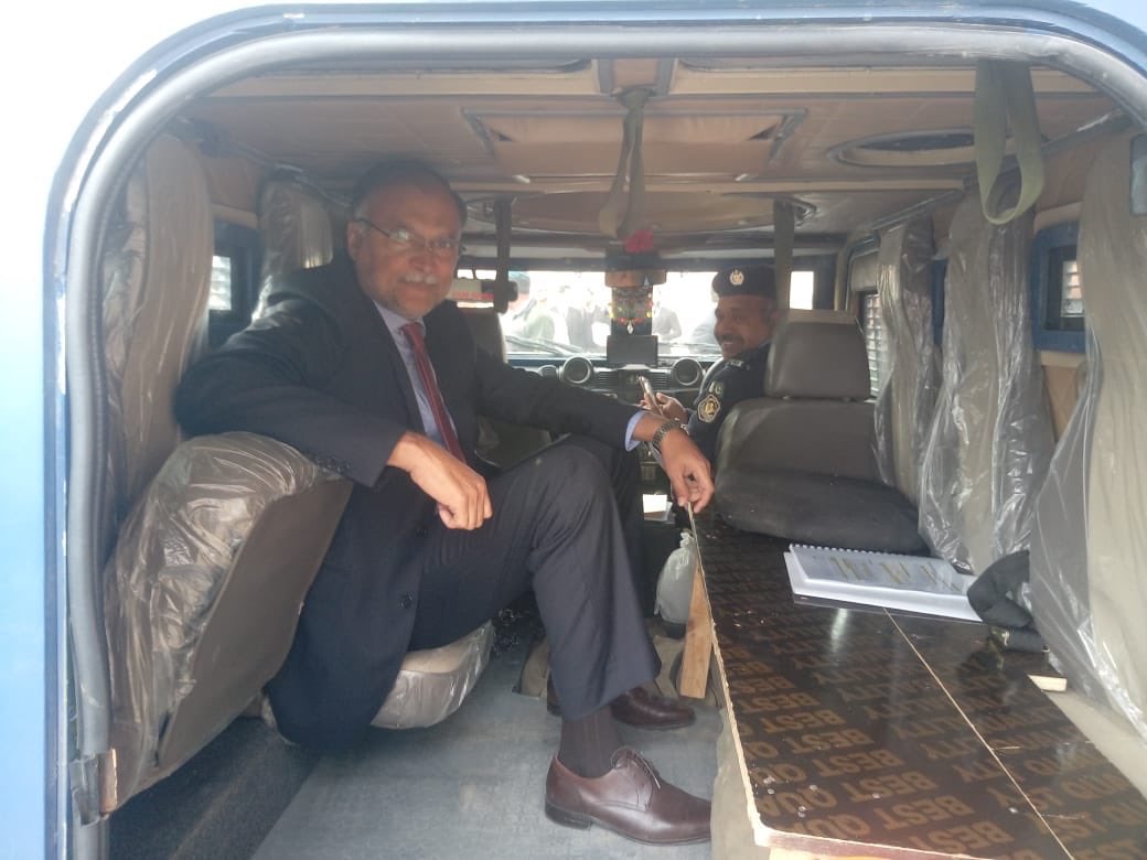 عمران نیازی چلاؤ نہیں وہ وقت یاد کرو جب تم نے ظلم کے پہاڑ ڈھائے تھے مگر ہم چیختے چلاتے عدالت میں نہیں آتے تھے بلکہ مسکراتے ہوئے اور سج سنور کے آتے تھے تاکہ کہیں ظلم کرنے والے کو ہماری کمزوری کا پیغام نہ چلا جائے۔