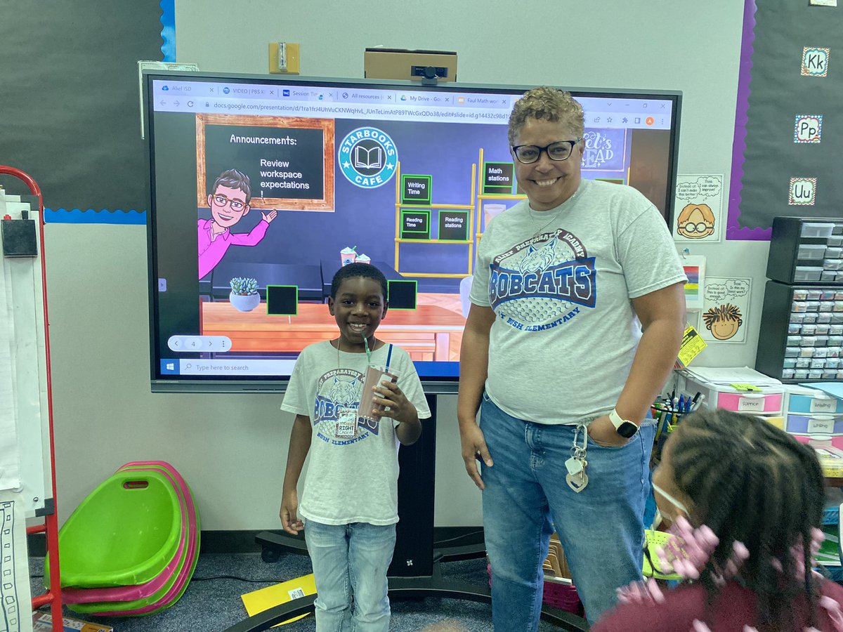 MatturroMEd's tweet photo. Got to stop by @ARoundtreefaul class today for some STARBOOKS!!! What a fun & creative way to review buzz words for the first 3 weeks of school!! #sitspots #smartstart #readtoself #stations https://t.co/4uoaiDKHeY