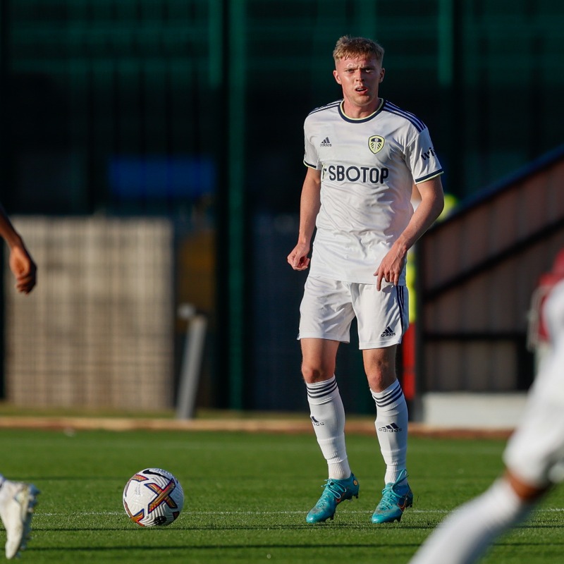 LUFC's tweet photo. 𝗙𝘂𝗹𝗹 𝗧𝗶𝗺𝗲: A Sonny Perkins brace seals the three points for our U21s, as they defeat Aston Villa 2-1