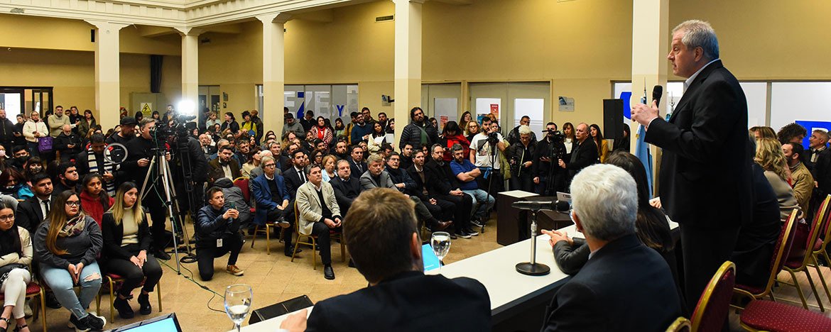 La UNC firmó convenio con la Nación para capacitar en inglés a becarios y becarias Progresar y Belgrano
+Info 👉  
unc.edu.ar/comunicaci%C3%…