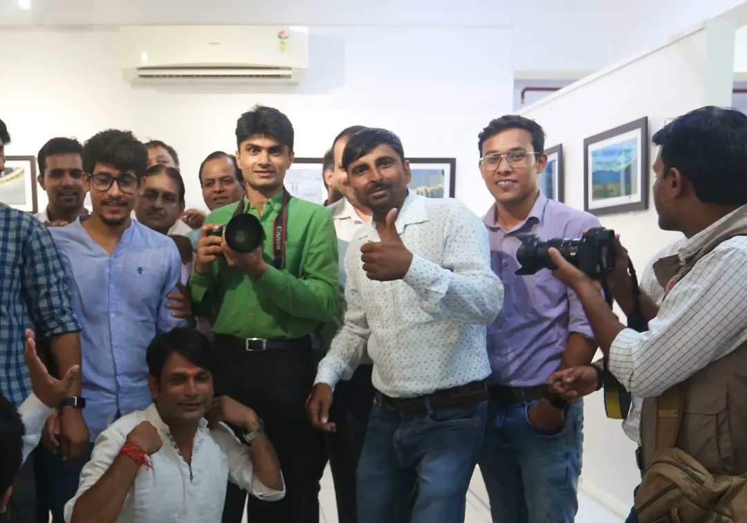 umeshjoshi0711's tweet photo. photojournalists  of Noida participated in the photo exhibition  the photos of all were commendable. Giving information about the photo to district magistrate Suhas Lalinakere Yathiraj as the chief guest in the exhibition.
#WorldPhotographyDay2022 
#dmnoida https://t.co/h0dosMSzVv