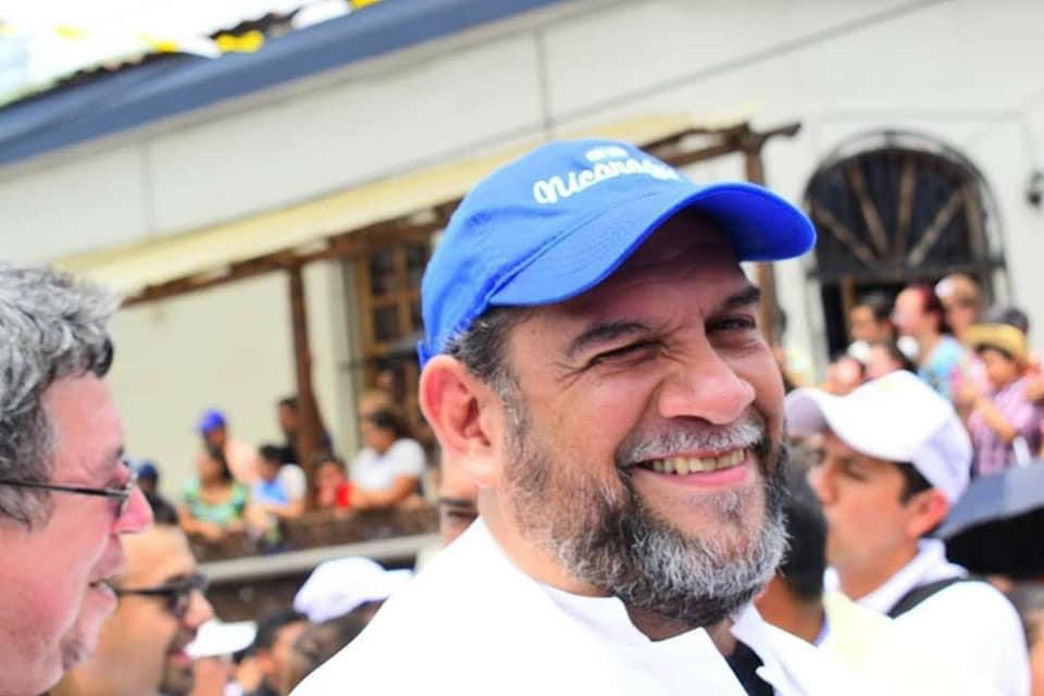 El es padre Ramiro Tijerino, le tome esta foto en la procesión de la virgen de Merced en 2019 siempre con una sonrisa que contagia; alegre y juguetón.

Exigimos su libertad y la de todos los secuestrados políticos #SOSNicaragua