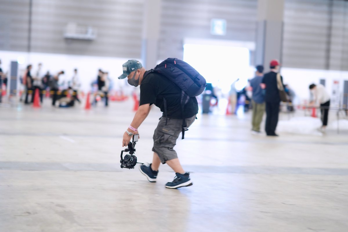 huskymoto's tweet photo. sentさん @kaing_falanx から
コミケのBTSお写真貰いましたよ📸
1日目は台風だったので荷物減らす関係上BG使いましたよ。
#C100コスプレ
#コミケ100
#glidecam
#Lumixs5 https://t.co/d27hUFkbnS