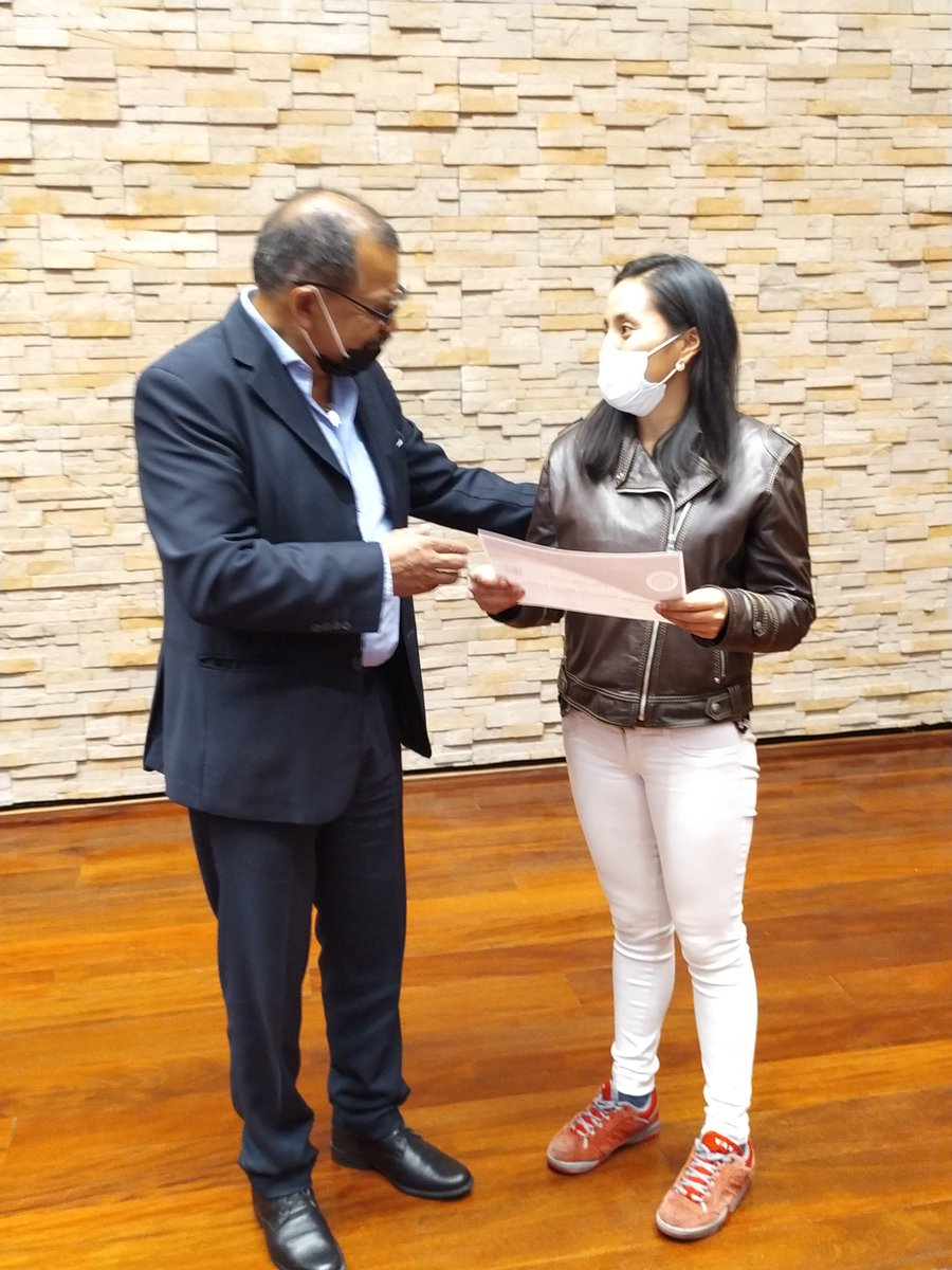 <a href="/YoEmprendoUCE/">YoEmprendoUCE</a> realiza la entrega de certificados a los participantes de esta #2daEdicion, la entrega la realiza <a href="/gimerinoj/">Grace Merino Jaramillo</a> <a href="/pabloaraujogr/">Pablo A. Araujo G.</a> #PedroIvanMoreno
<a href="/DVSUCE/">Dirección de Vinculación con la Sociedad UCE</a> 
<a href="/ucefacso/">FACSO - UCE</a>