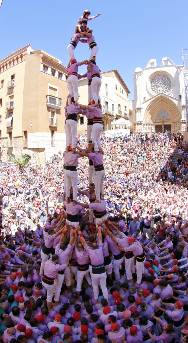 ferranventu's tweet photo. 42 anys després del nostre maxim castells descarregat per Sant Magí el 2 de 6, la Jove de Tarragona després de pandemies, renovacions i molta feina acabem amb el 3 de 9 amb folre, quin ens ho tenia que dir!!!
Felicitats Colla Jove Xiquets de Tarragona. https://t.co/Ef2uO8gF5j