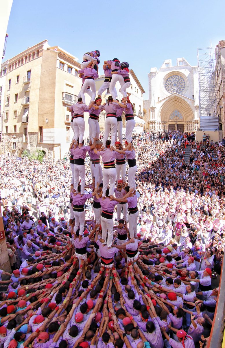 ferranventu's tweet photo. 42 anys després del nostre maxim castells descarregat per Sant Magí el 2 de 6, la Jove de Tarragona després de pandemies, renovacions i molta feina acabem amb el 3 de 9 amb folre, quin ens ho tenia que dir!!!
Felicitats Colla Jove Xiquets de Tarragona. https://t.co/Ef2uO8gF5j