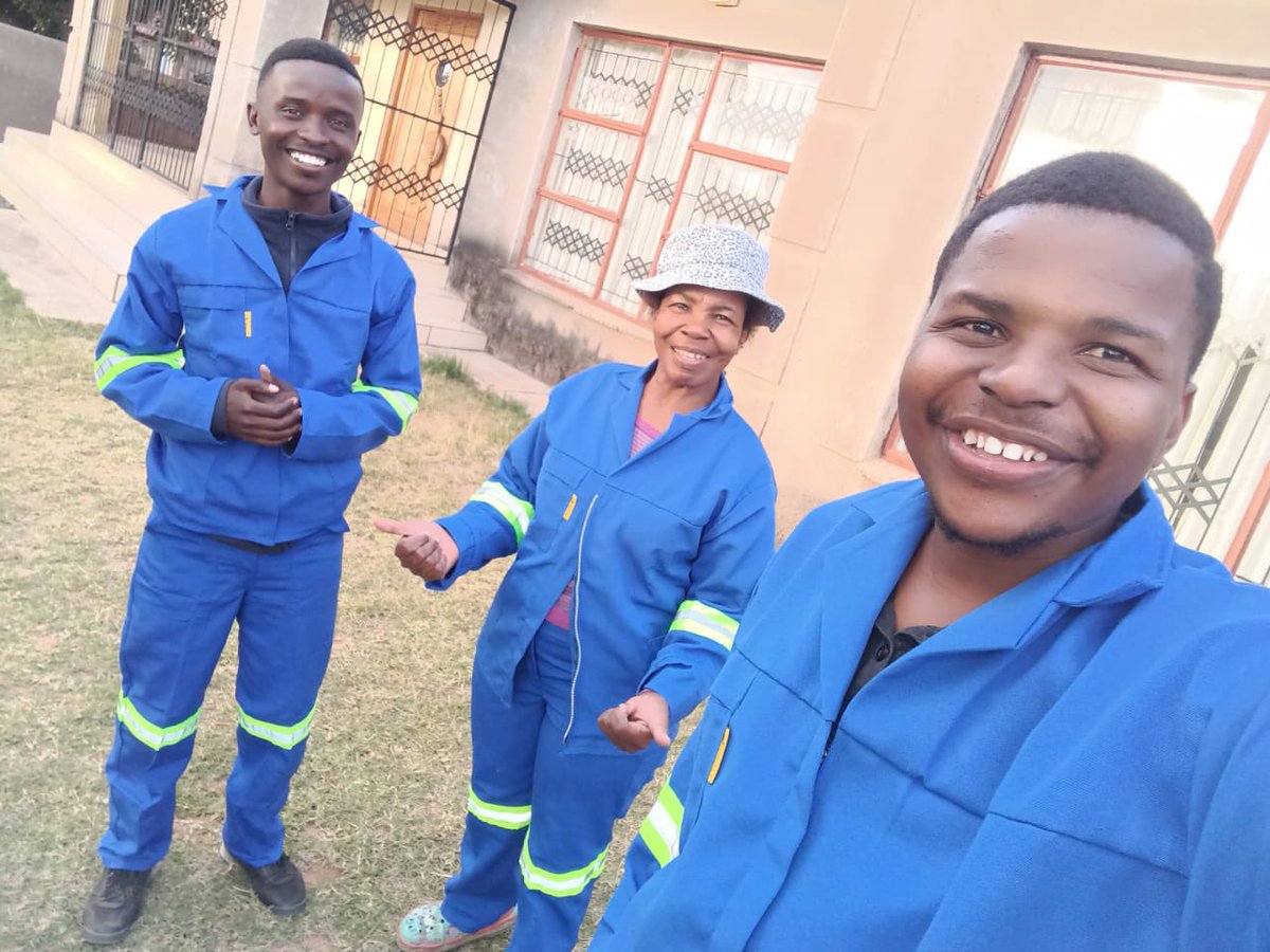 CleanTanks1's tweet photo. Hazyview Mpumalanga Team ready for business. Age and Youth starting their own business. If you have a water tank that needs maintaining…without draining all your precious water, let us know. #CleanTanks cleantankssa@gmail.com https://t.co/dCIeOWeeBv