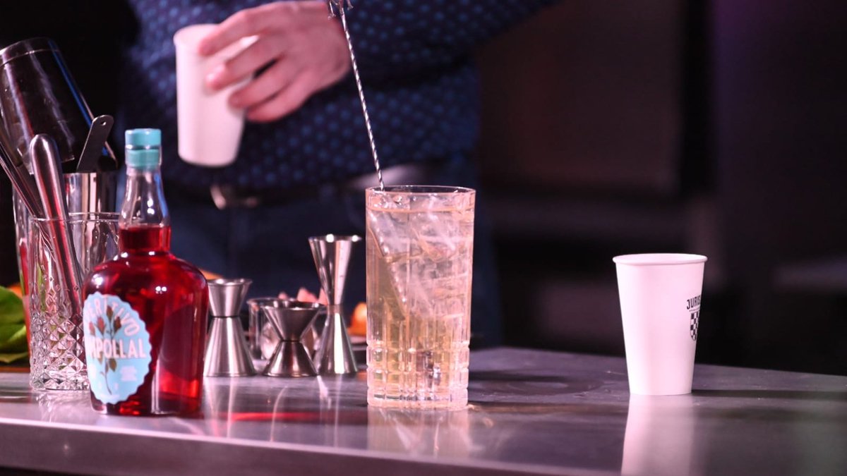 SemanaGR's tweet photo. 🍸¡Gran Taller sobre #CocteleríaRosarina por Matías Jurisich!🍸

🎊 A sala llena, este taller cautivó a la audiencia con un recorrido histórico por los orígenes de la coctelería en la ciudad. 👉 La consigna de cierre fue crear un cóctel conjunto que el público fue votando😍 https://t.co/PJtyyibldD