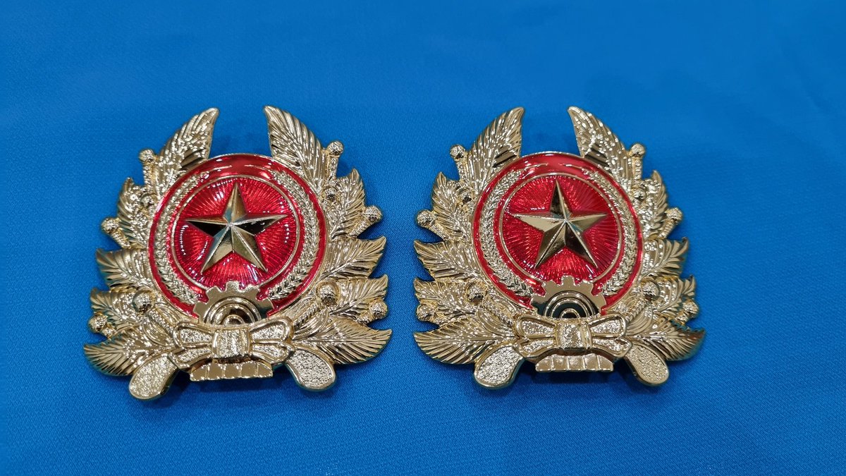 comradecuong's tweet photo. Just received these 2 Vietnam People's Army K-17 (Type 2017) cap badge for General Rank this Friday afternoon August 19 of 2022 (🇻🇳 time zone) today 😃🇻🇳😊
#帽章 #모표 #帽徽
#Sapkarózsa #Sapkajelvény
#CapBadge #Кокарда
#Čepicový #Kokarde
#CapInsignia #Cockade
#Insignă #Insignes https://t.co/tSxLzg4Hrc