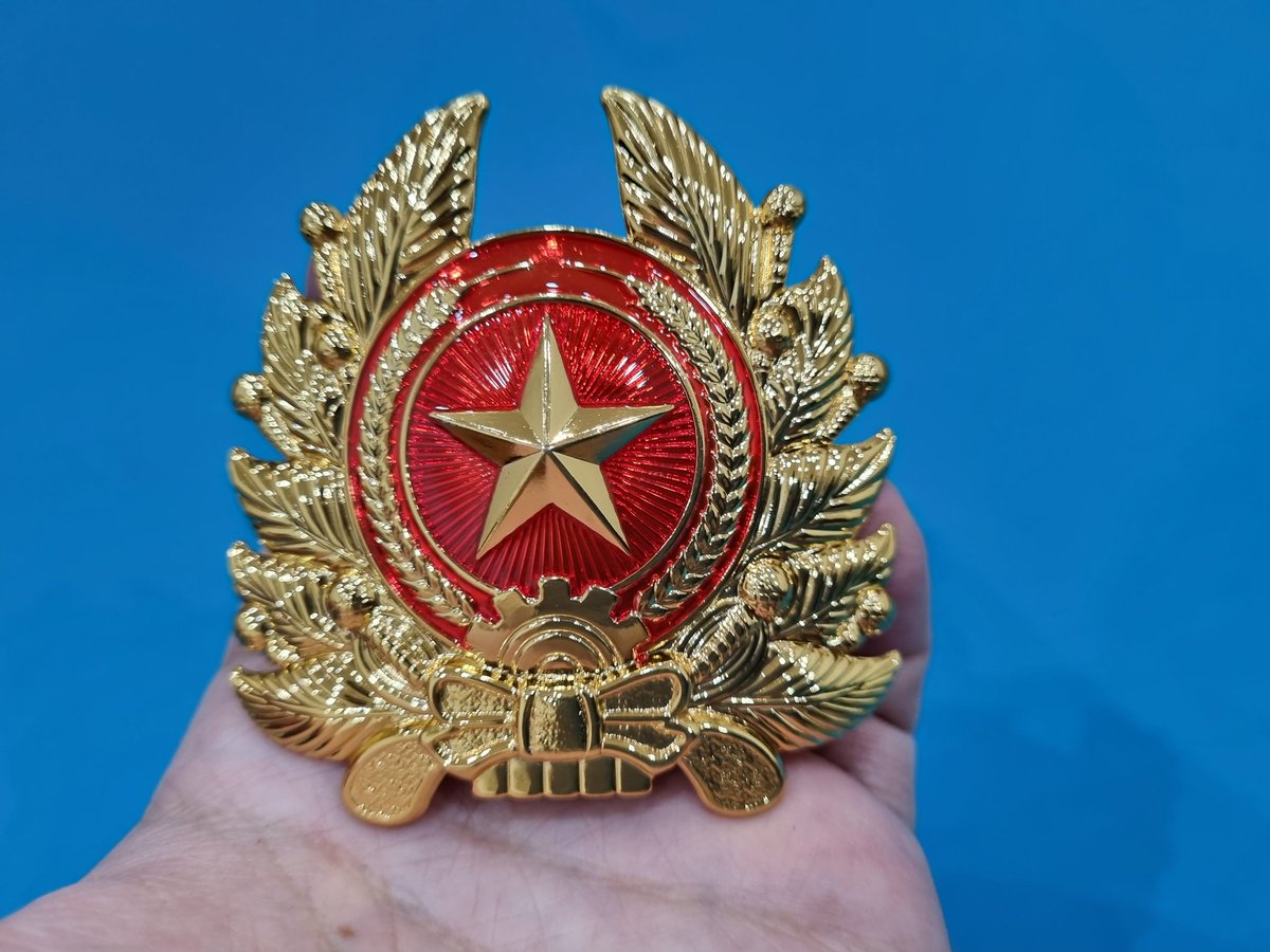 comradecuong's tweet photo. Just received these 2 Vietnam People's Army K-17 (Type 2017) cap badge for General Rank this Friday afternoon August 19 of 2022 (🇻🇳 time zone) today 😃🇻🇳😊
#帽章 #모표 #帽徽
#Sapkarózsa #Sapkajelvény
#CapBadge #Кокарда
#Čepicový #Kokarde
#CapInsignia #Cockade
#Insignă #Insignes https://t.co/tSxLzg4Hrc