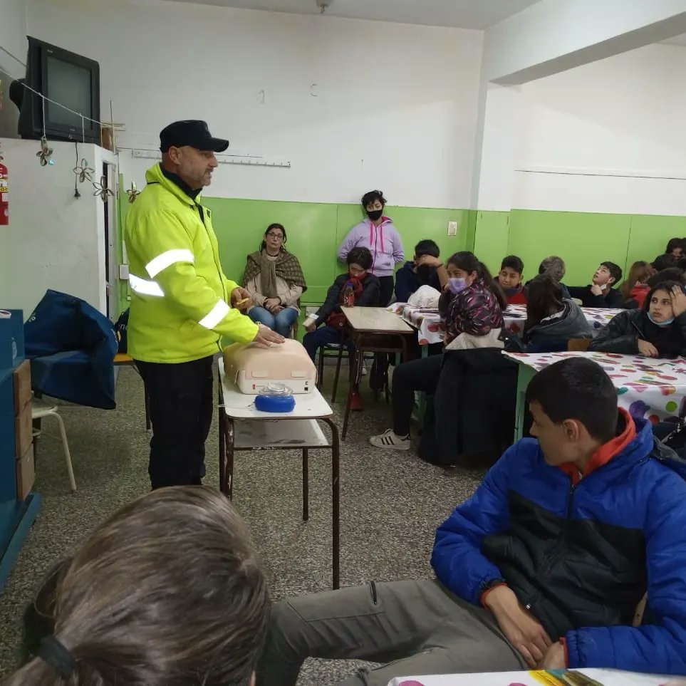 DefCiviLomas's tweet photo. #DefensaCivil
El día Martes 16/08 desde el área de Capacitación de #DefensaCivil, brindamos una charla de RCP a alumnos de la Escuela Secundaria Nro. 63 en la calle Viamonte 423 entre Monseñor Shell y Matheu. https://t.co/yHSJR6sL0S
