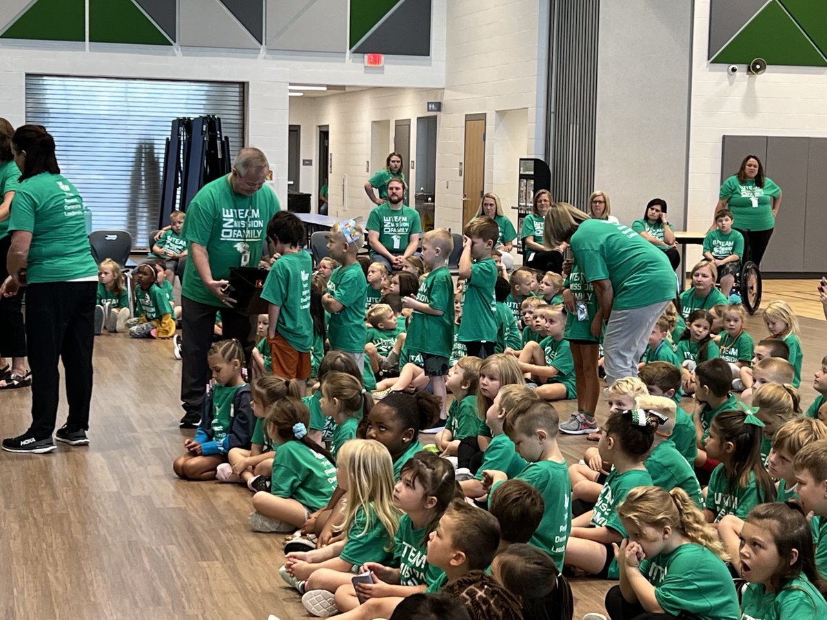 CHayesSLSD's tweet photo. It’s a sea of green today in Wildcat Country! #ONETeamONEMissionONEFamily #WildcatFriday @SLSDMWE https://t.co/dTs2Y5sGMv