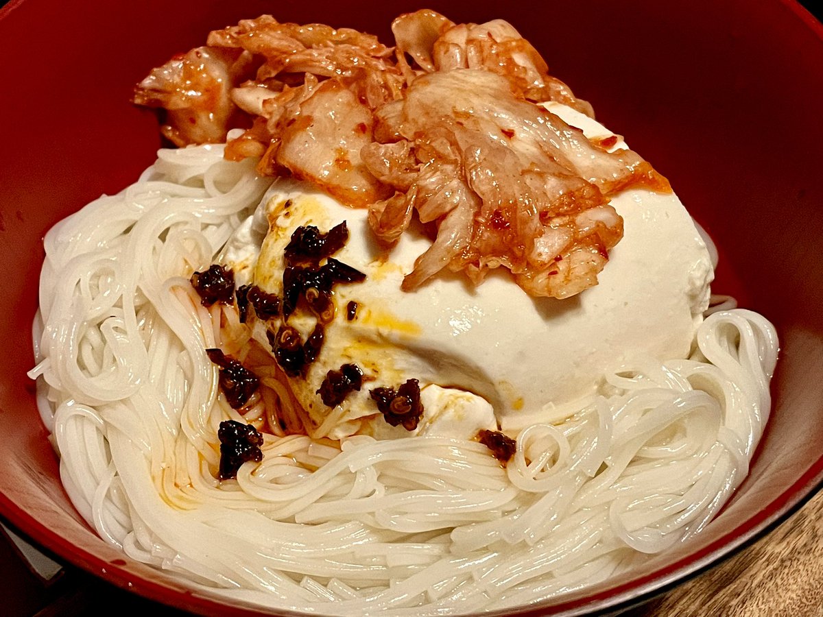 家帰ってきてめんどいのでキムチ豆腐素麺食べてる
わかりにくいけどちゃんとめんつゆ入ってる 