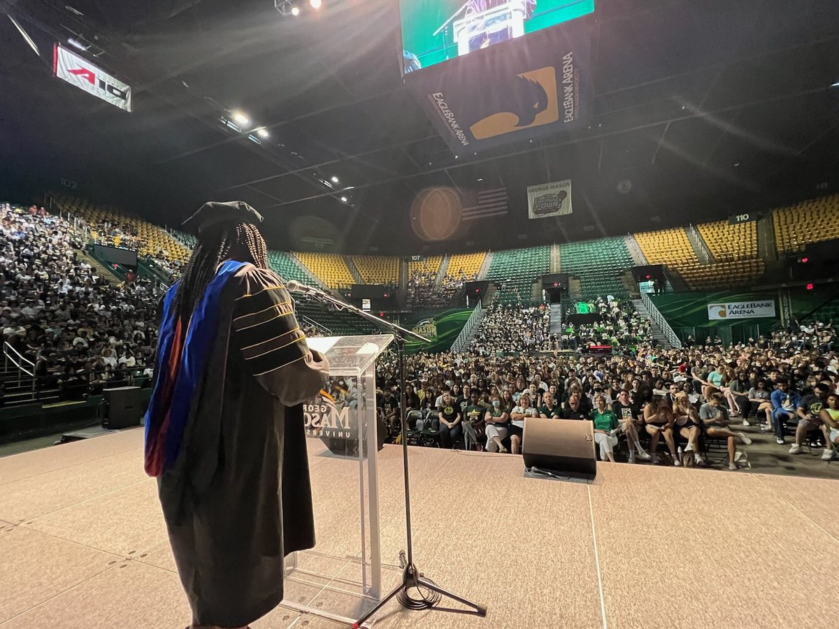 GMUPres's tweet photo. Dr. @SharnniaArtis, our Chief Diversity Officer, introducing our students to the most diverse Institution in the State of Virginia.
#MasonNation #NewStudentConvocation #Welcome2Mason #Mason2026 https://t.co/OxfgVnm81g